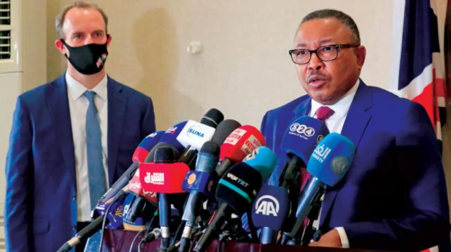 Sudan Dışişleri Bakanı Ömer Kameruddin, İngiliz mevkidaşı Dominic Raab ile dün Hartum'daki ortak basın toplantısı sırasında (AFP)