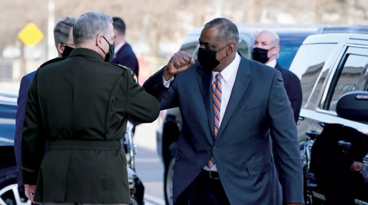 وزير الدفاع الجديد يحيّي رئيس الأركان في مدخل البنتاغون أمس (أ.ب)