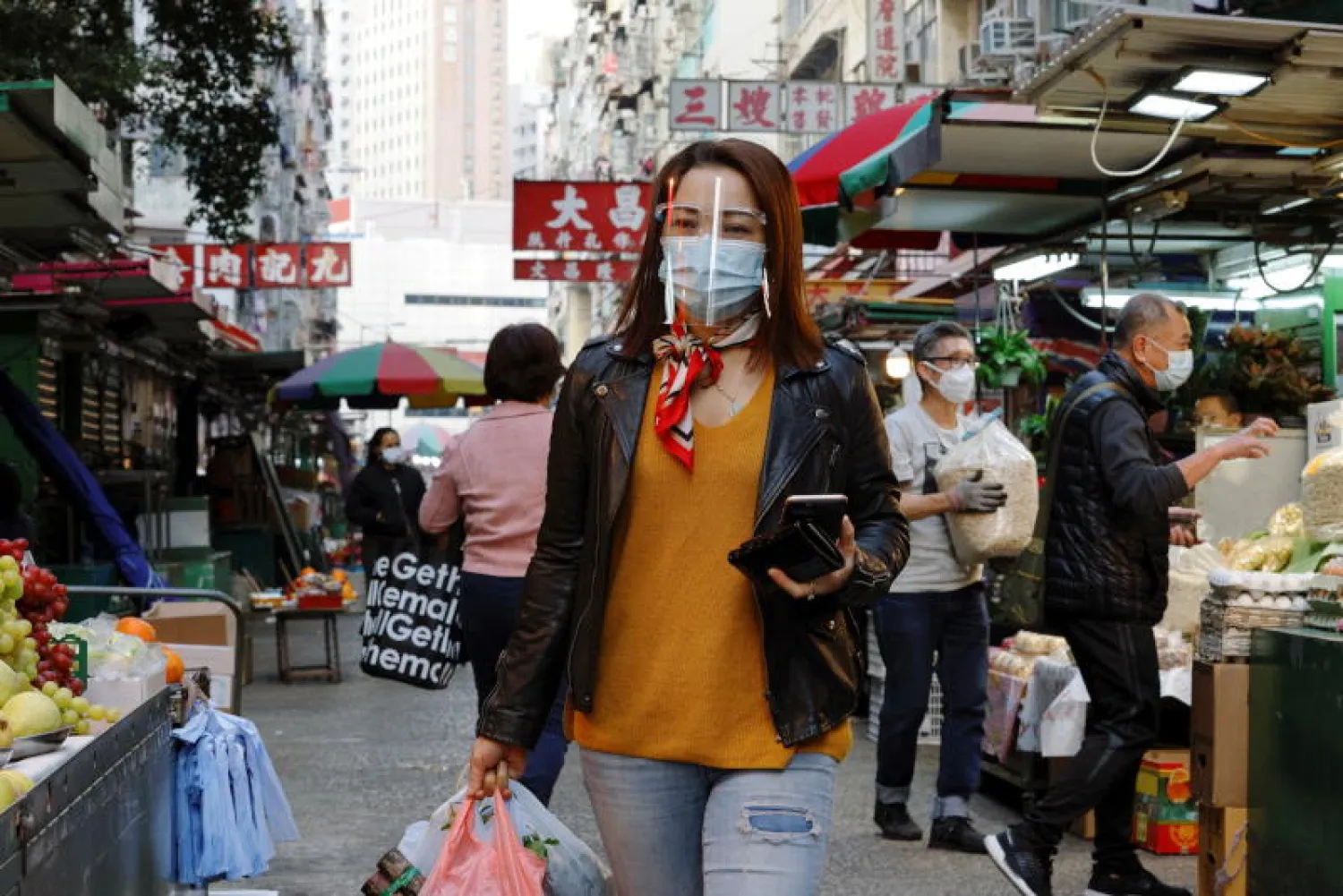 متسوقون يضعون كمامات في هونغ كونغ (رويترز)