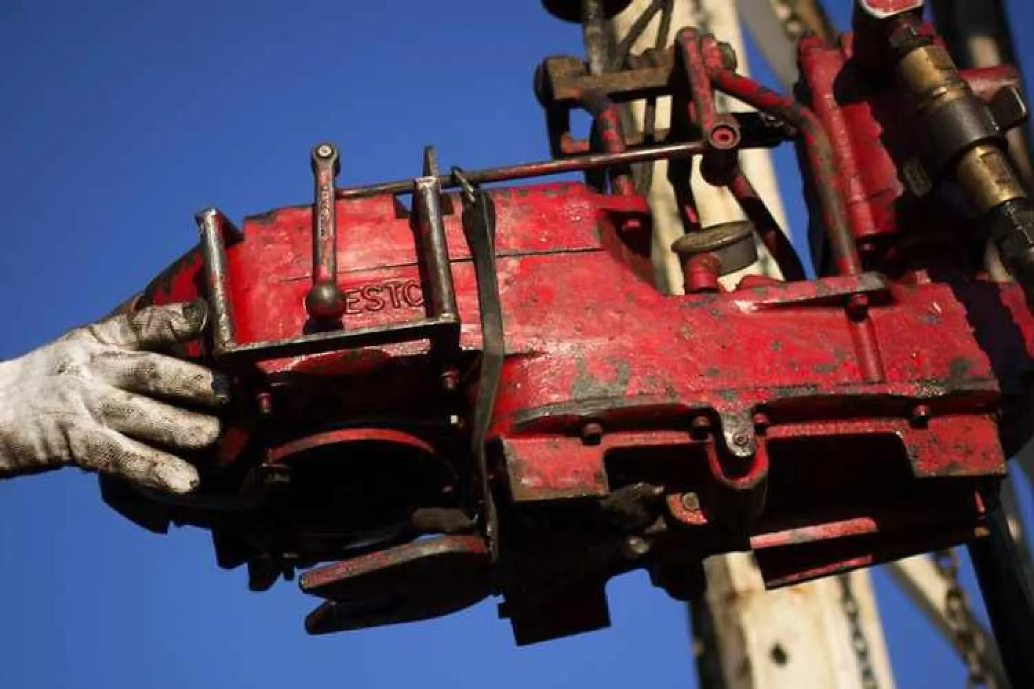 Image used for illustrative purpose. A man works on the rig of an oil drilling pump site in McKenzie County outside of Williston, North Dakota March 12, 2013. REUTERS/Shannon Stapleton
