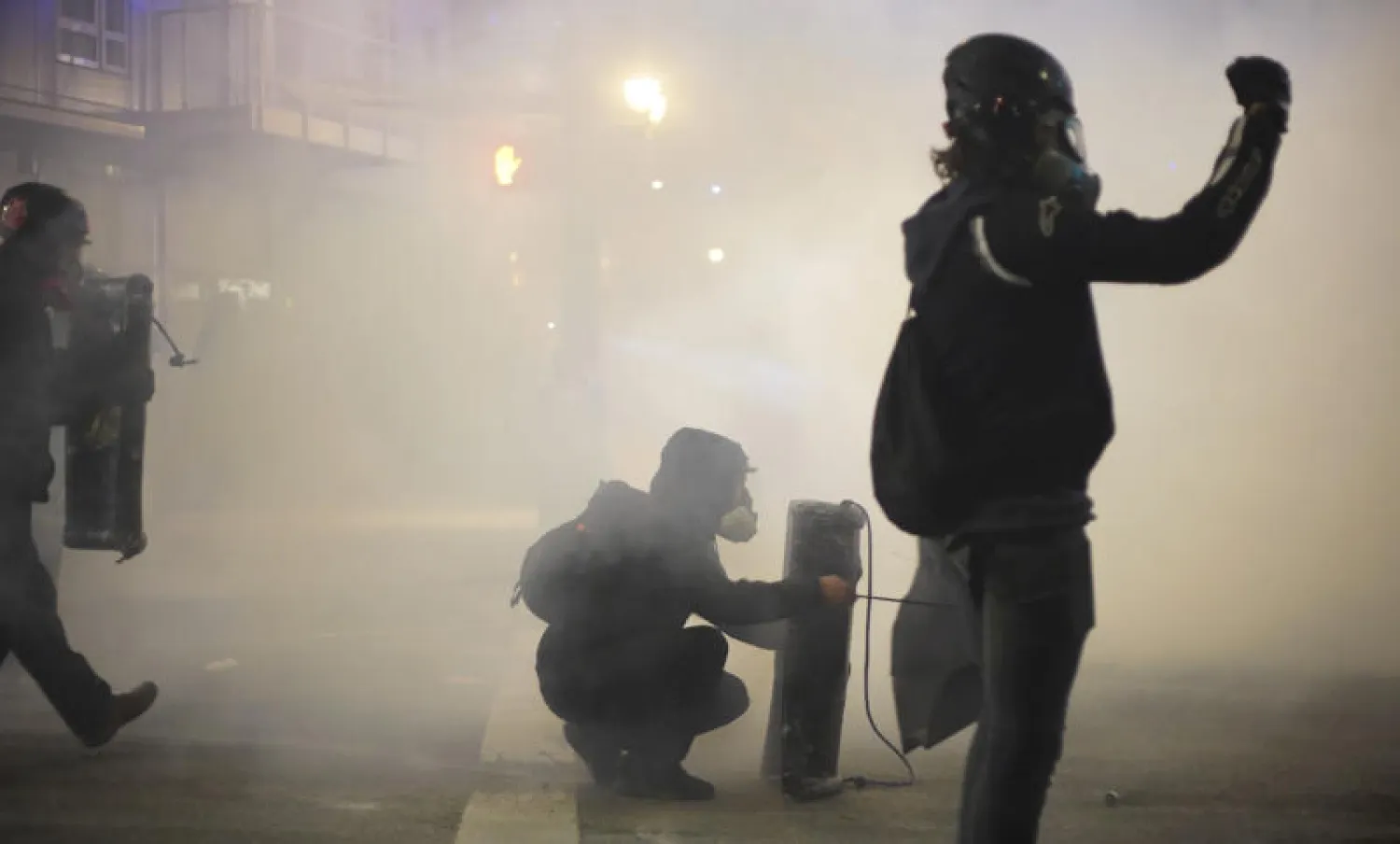 جانب من التظاهرات التي شهدتها مدينة بورتلاند الأميركية مساء الأربعاء (أ.ب)