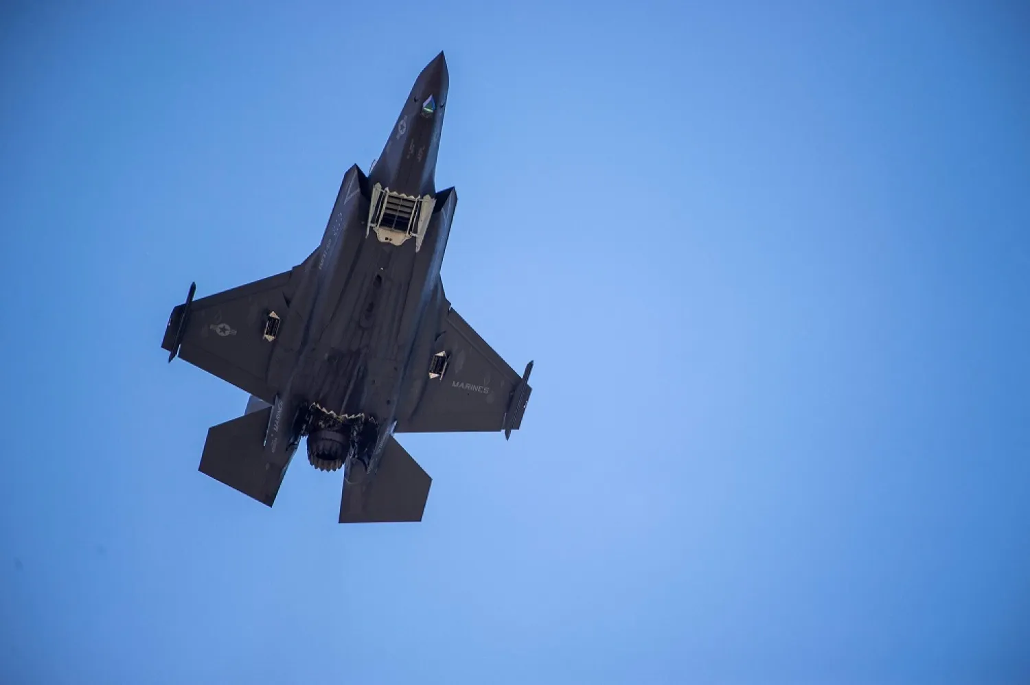 A F-35 fighter plane flies over the White House in Washington, June 12, 2019. (AFP)