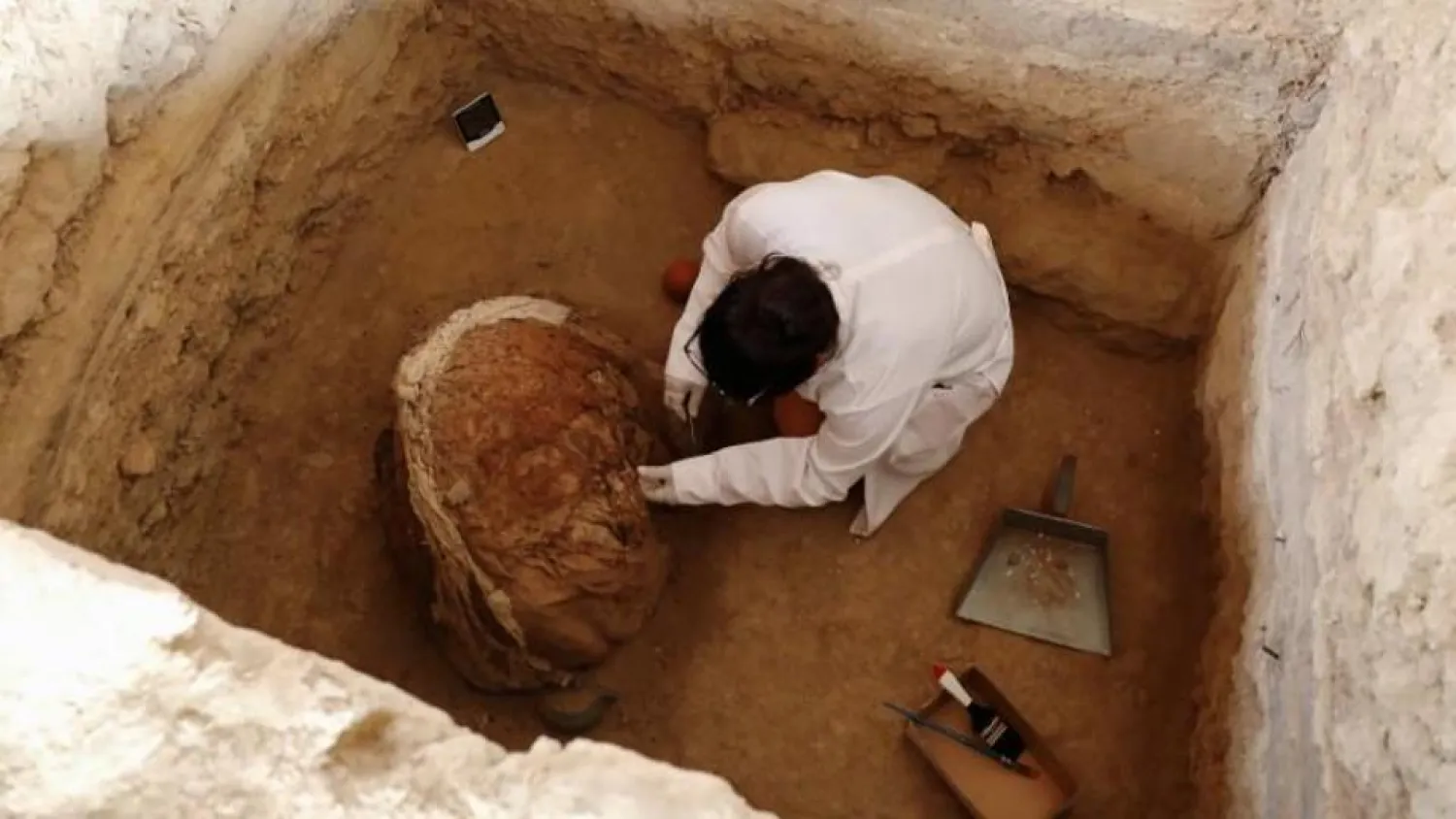 An archaeologist works during unearthing of tombs and human remains from the Inca culture at Huaca de las Abejas, in Tucume Archaeological Complex in Lambayeque, Peru, on July 4, 2018. (Reuters)