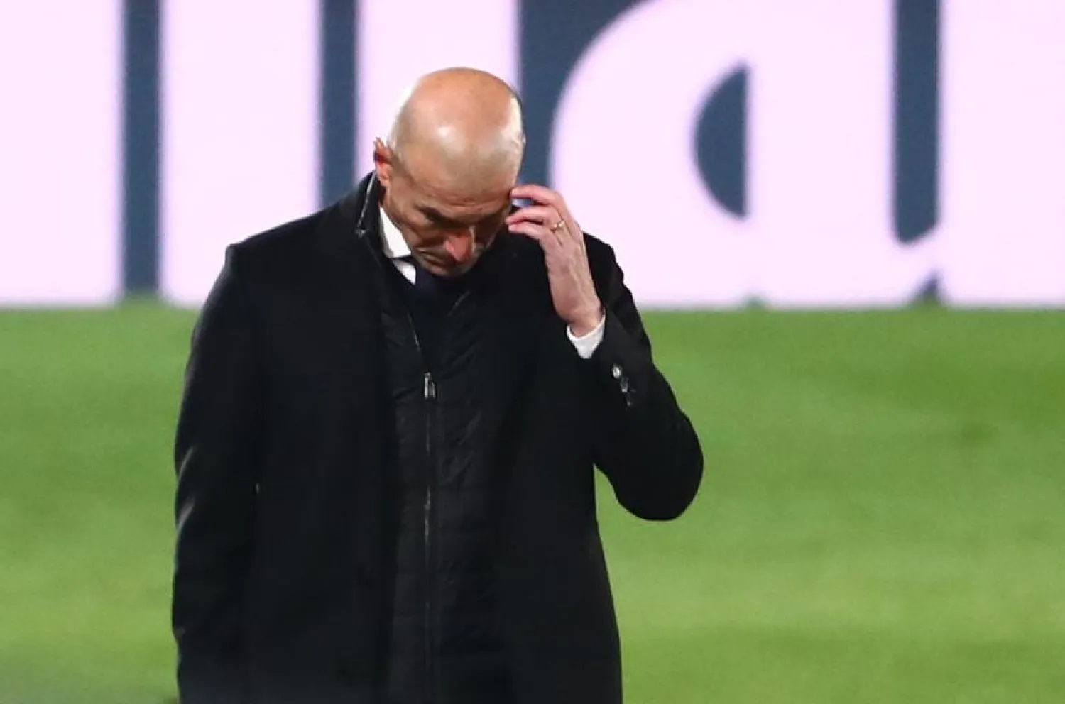 Soccer Football - La Liga Santander - Real Madrid v Deportivo Alaves - Estadio Alfredo Di Stefano, Madrid, Spain - November 28, 2020 Real Madrid coach Zinedine Zidane reacts REUTERS/Javier Barbancho