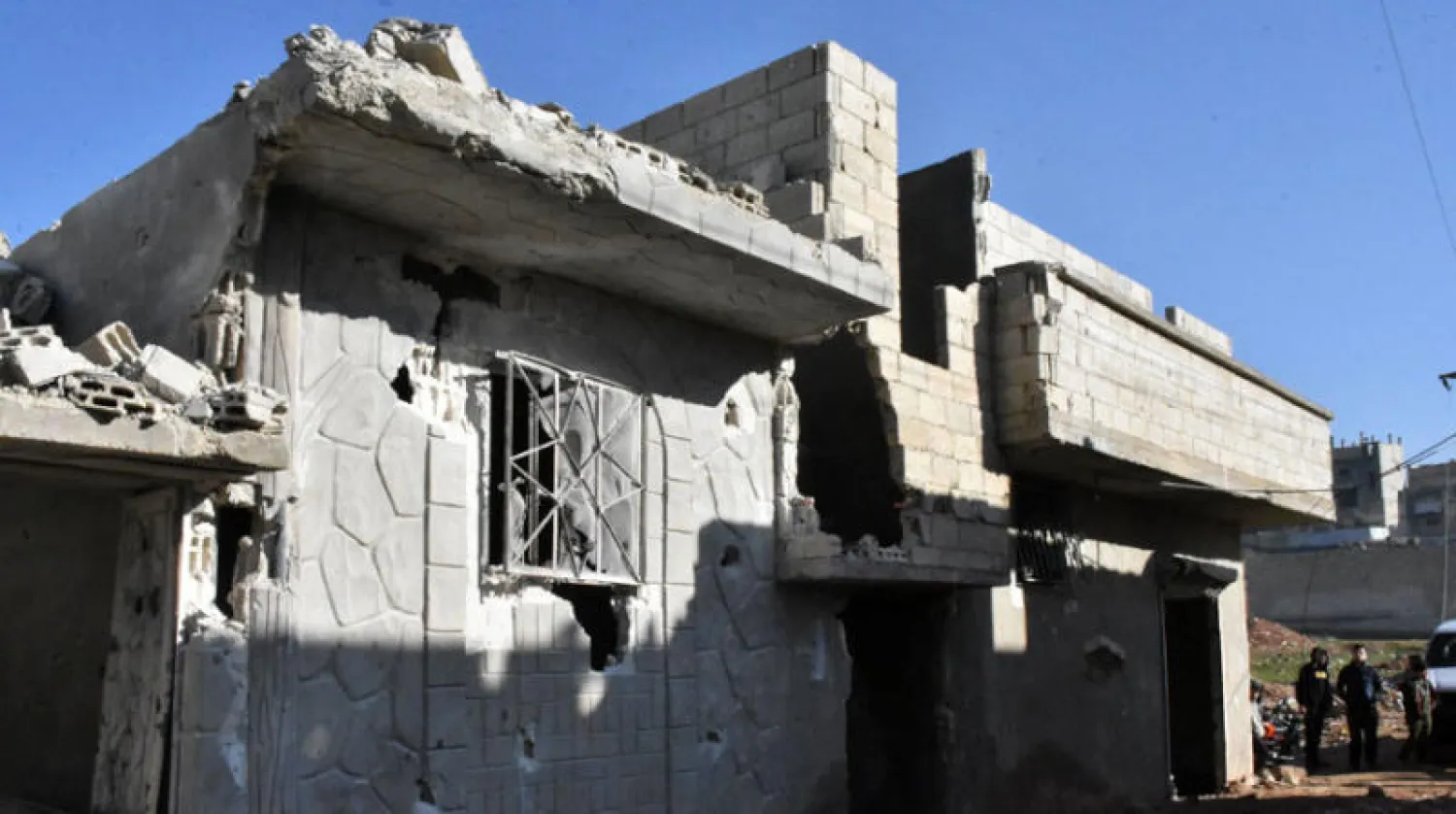 صورة وزعتها «سانا» لبيوت تضررت جراء الهجوم الإسرائيلي على حماة فجر أمس (أ.ف.ب)