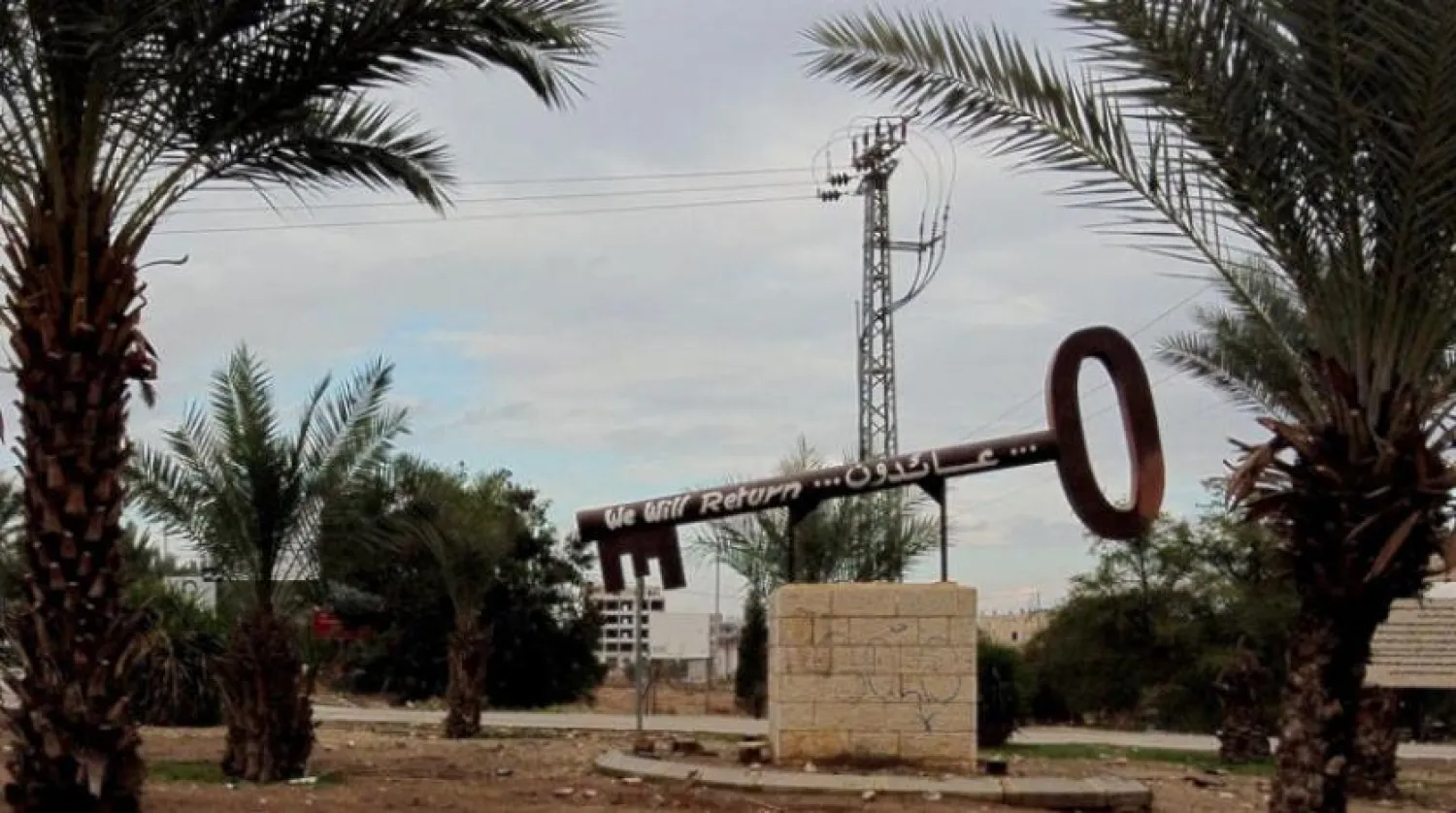 Batı Şeria’daki Eriha’da bulunan Akabe Ceber Kampı’nın girişindeki bir anahtar heykeli (Reuters)