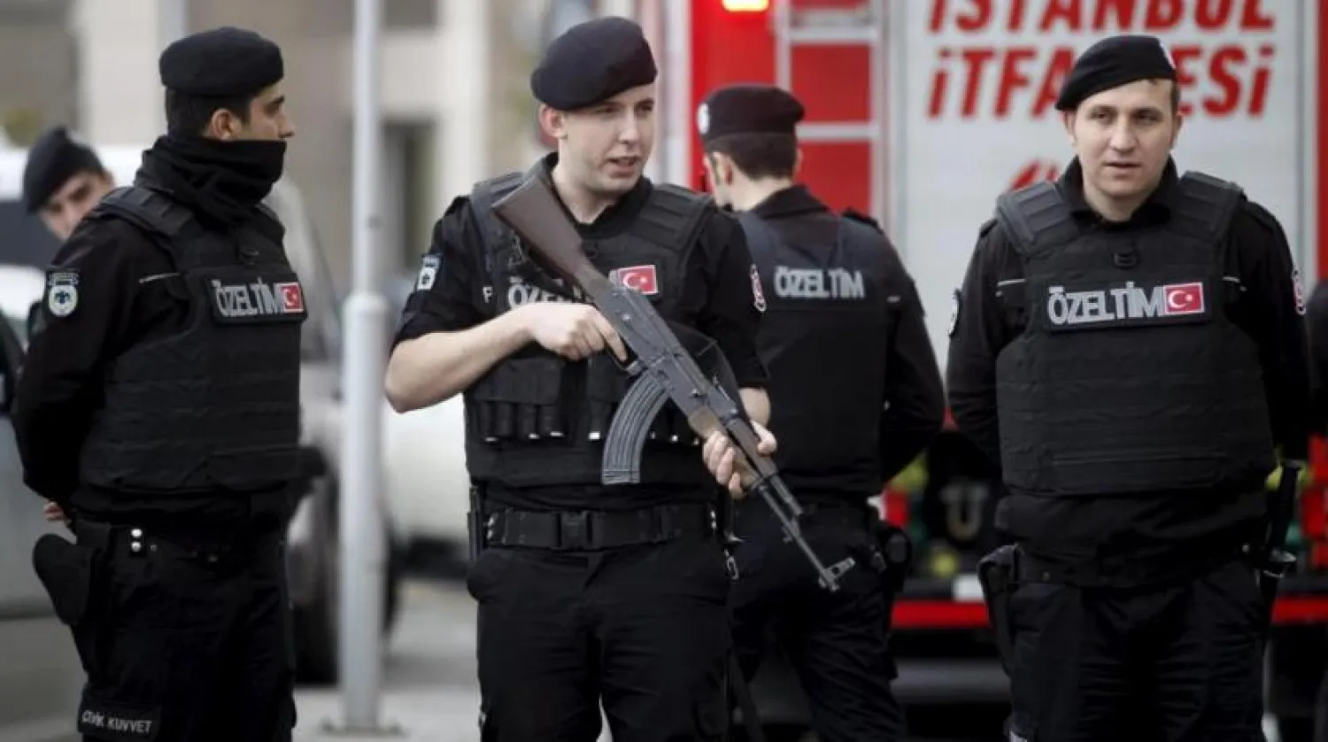 Turkish riot police stand guard in front of the Justice Palace in Istanbul March 31, 2015. REUTERS/Osman Orsal

