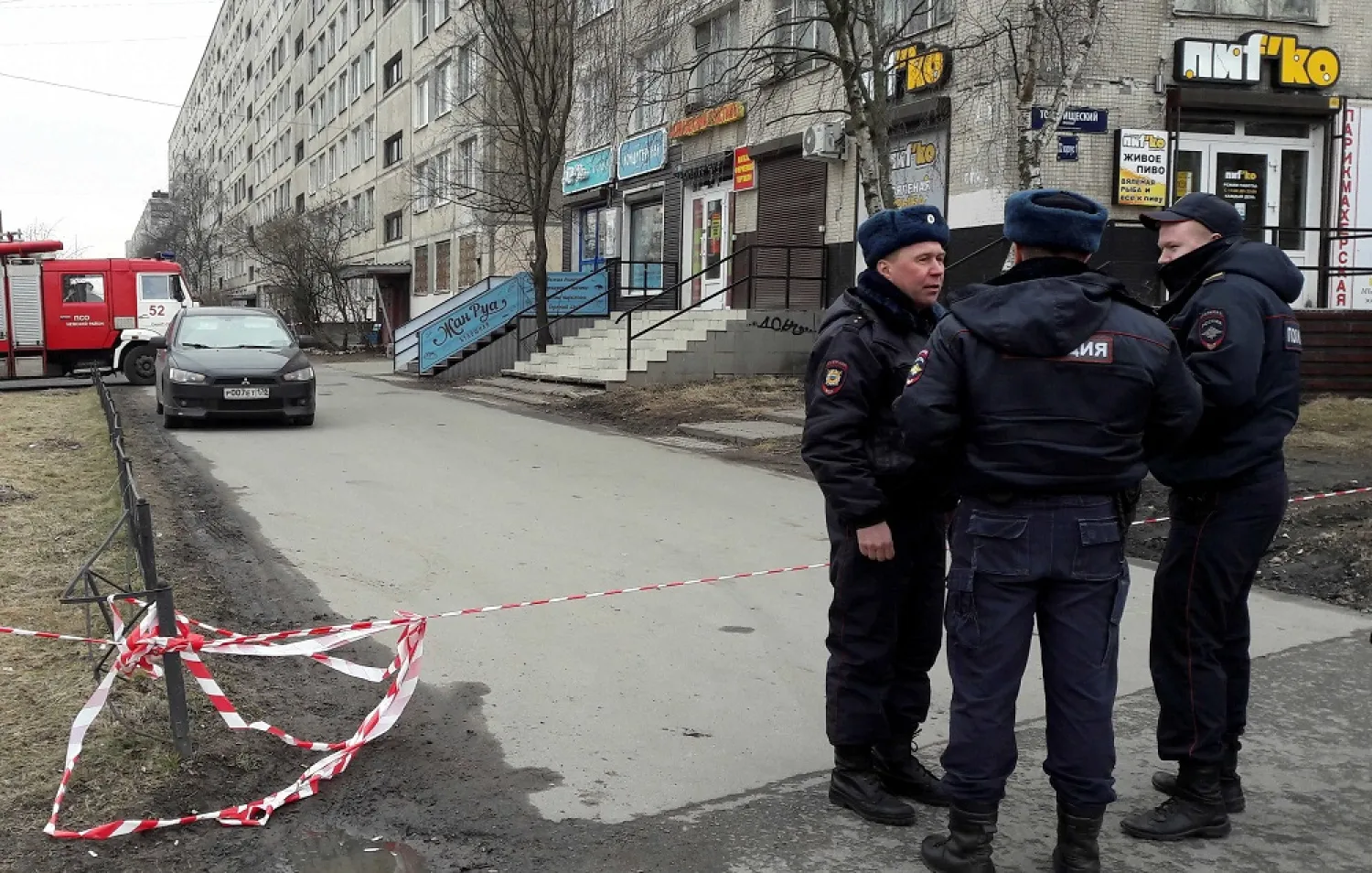 Russian police officers secure a residential area in St. Petersburg, Russia, April 6, 2017. (Reuters)