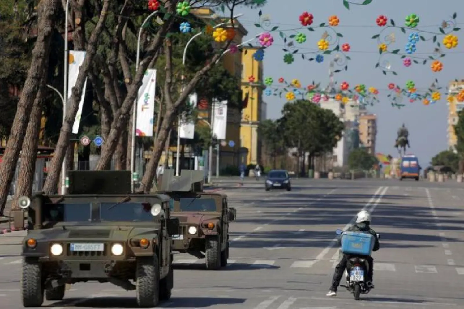 أليات عسكرية ألبانية تساعد في فرض الإجراءات الحكومية لمكافحة فيروس كورونا المستجد (رويترز)