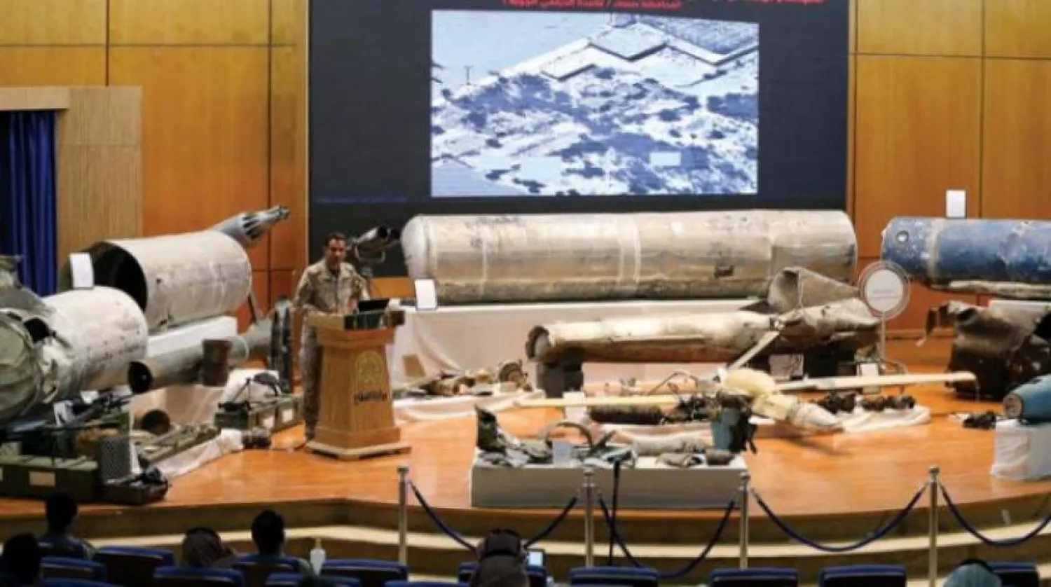 Yemen'deki meşru hükümeti destekleyen Arap Koalisyonu Sözcüsü Albay Turki el-Maliki, geçen Temmuz ayı başlarında düzenlediği basın toplantısında Husi füzelerinin kalıntılarını sergiledi (Arşiv - Reuters)