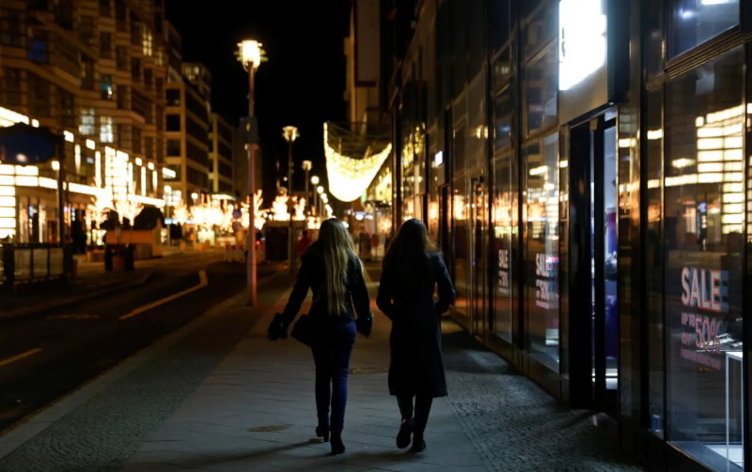 شابتان تسيران في أحد شوارع العاصمة الألمانية برلين (رويترز)