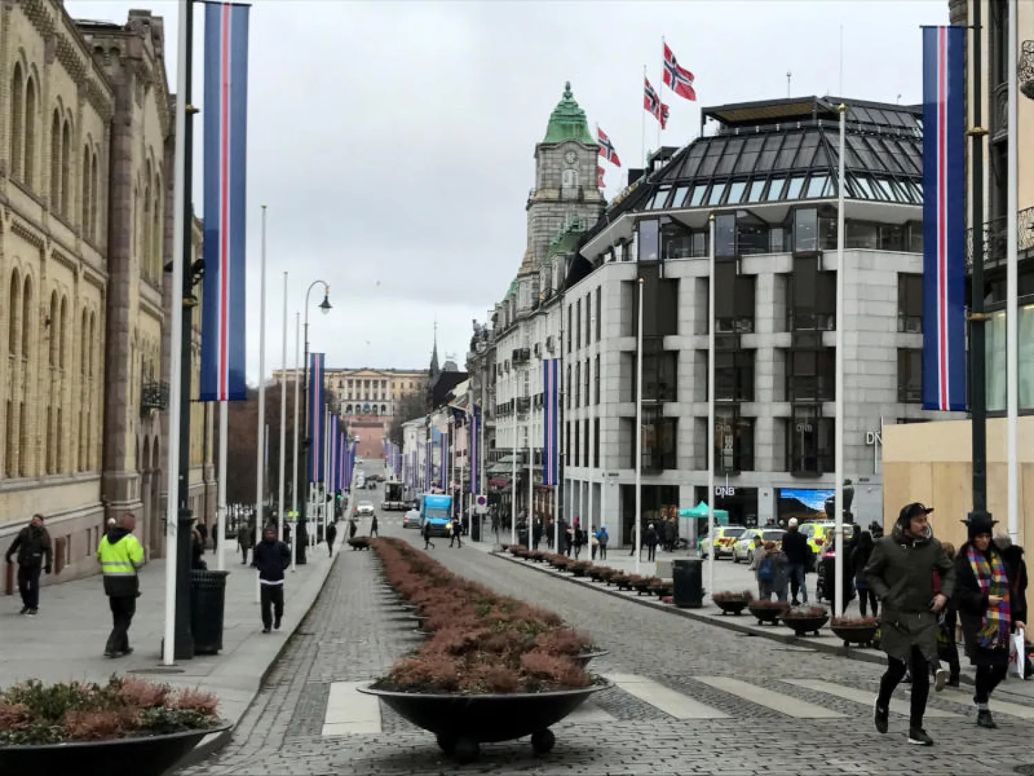 مشاة في أحد شوارع عاصمة النرويج أوسلو (رويترز)