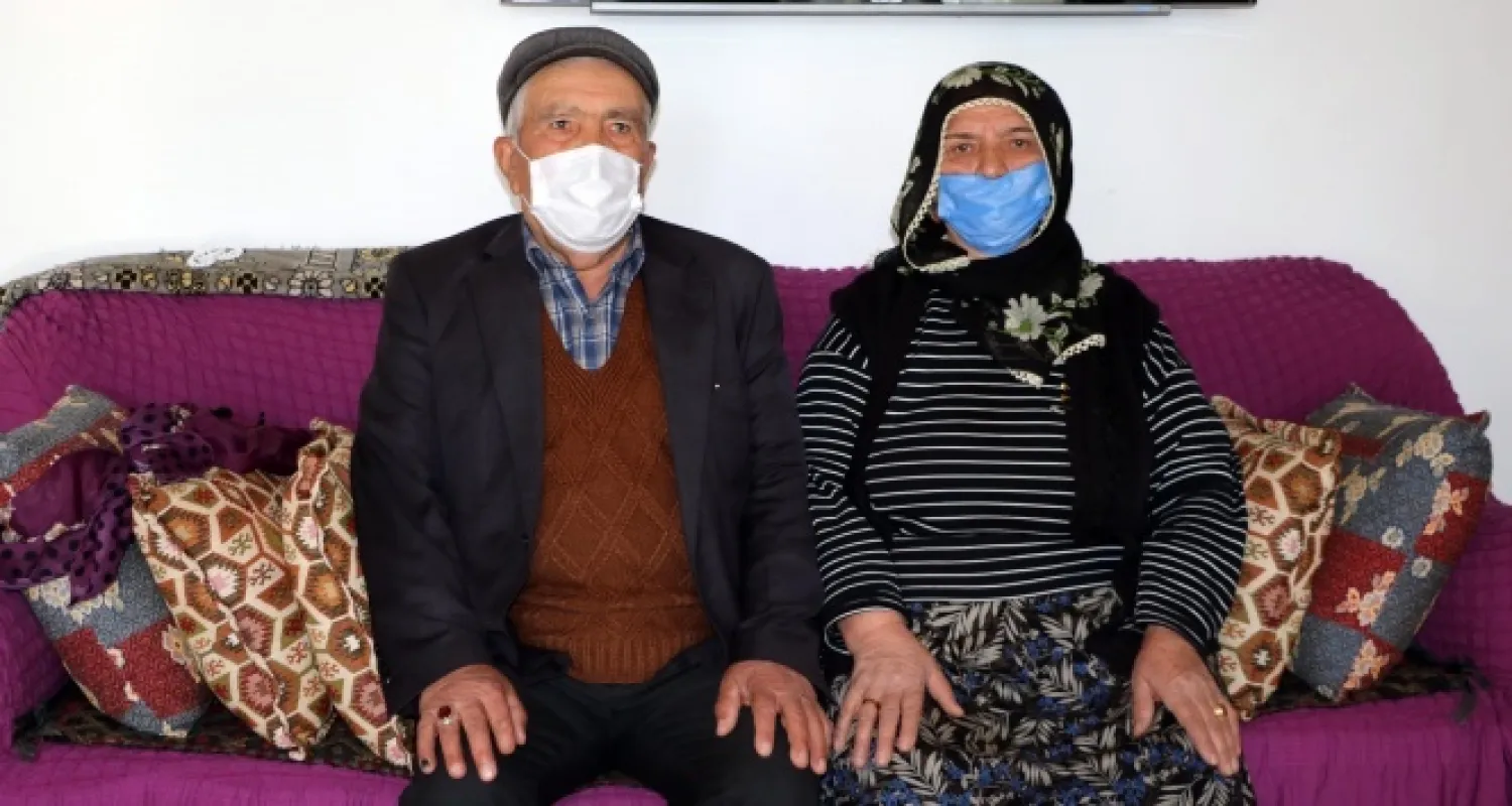 Parola "bayrak" dediler, yaşlı çiftin 60 yıllık birikimi olan 21 çeyrek altını çaldılar