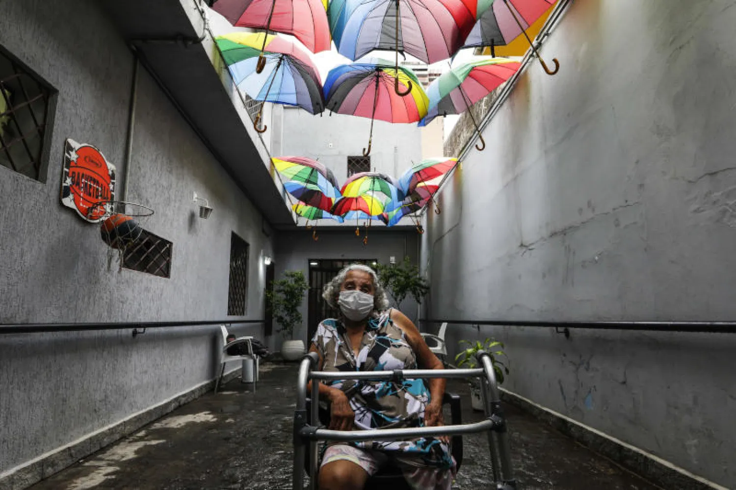 سيدة برازيلية تنتظر دورها في تلقي لقاح كورونا (أ.ب)