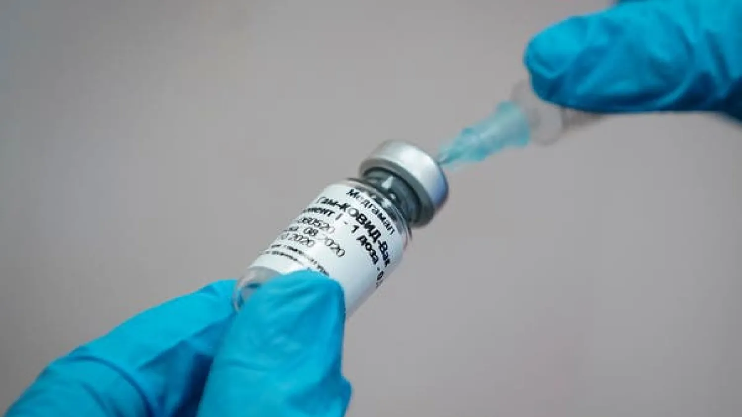 A nurse prepares Russia's Sputnik-V vaccine against the coronavirus disease (COVID-19) for inoculation in a post-registration trials stage at a clinic in Moscow, Russia September 17, 2020. (Reuters)
