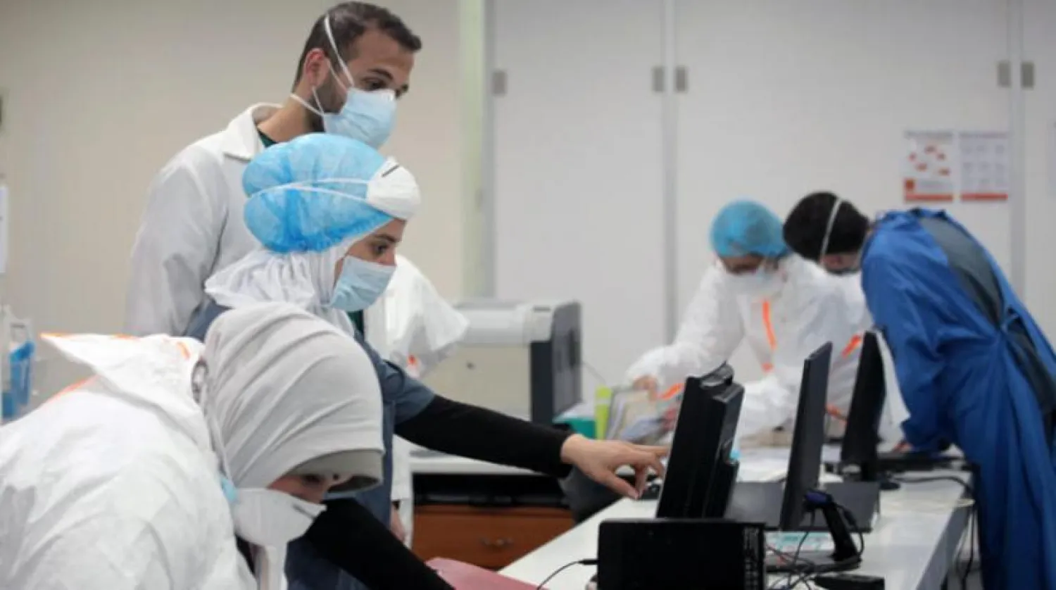 Refik el-Hariri hastanesinin yoğun bakım ünitesindeki görevliler. (Reuters)