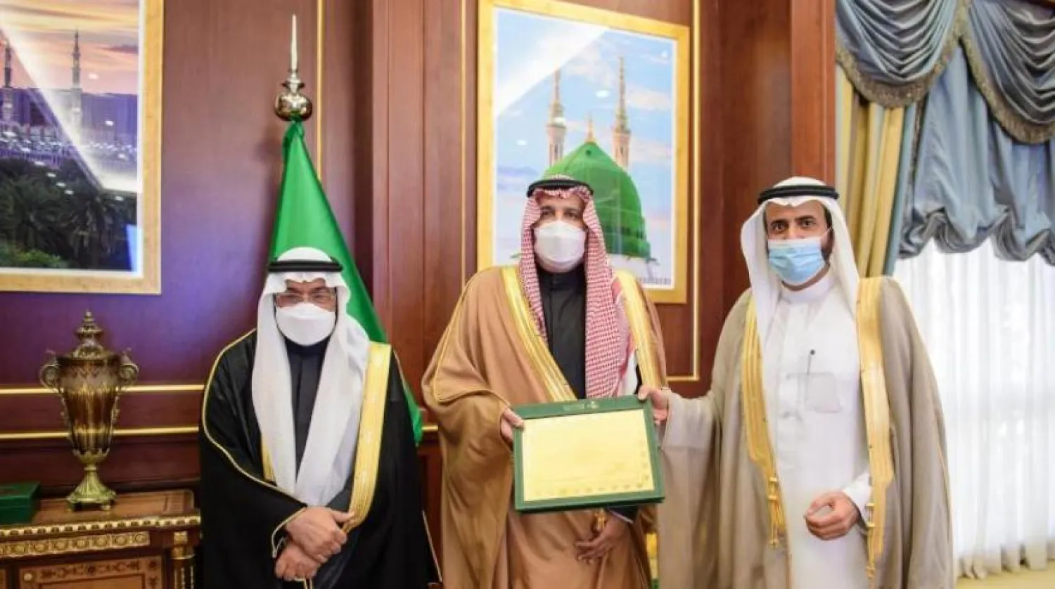 Prens Faysal bin Selman, Dr. Tevfik el-Rabiah’tan Medine’yi bir sağlık şehri olarak gösteren sertifika alıyor. (Suudi Arabistan Sağlık Bakanlığı)