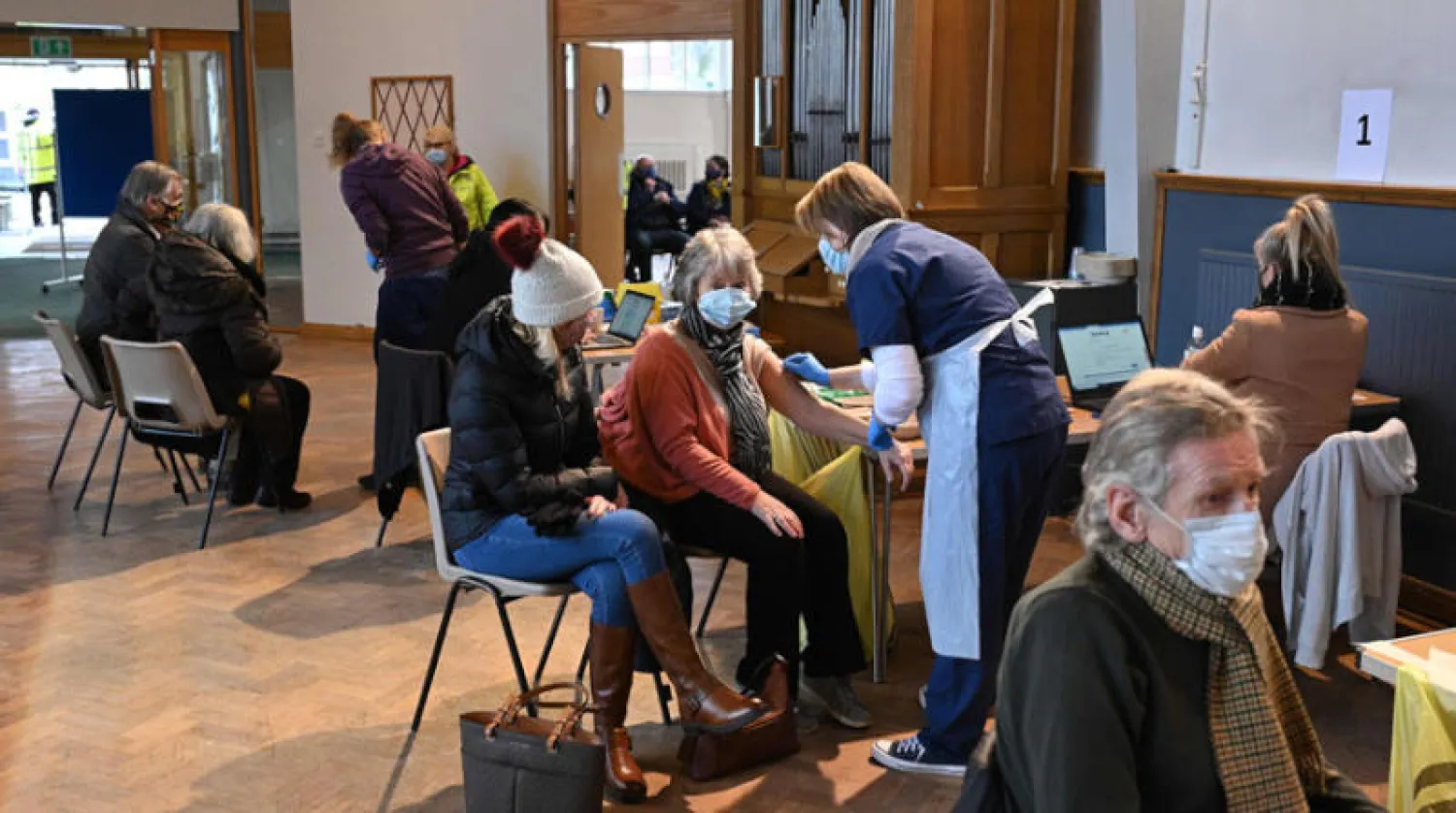 بريطانيون يتلقون اللقاح أمس (أ.ف.ب)