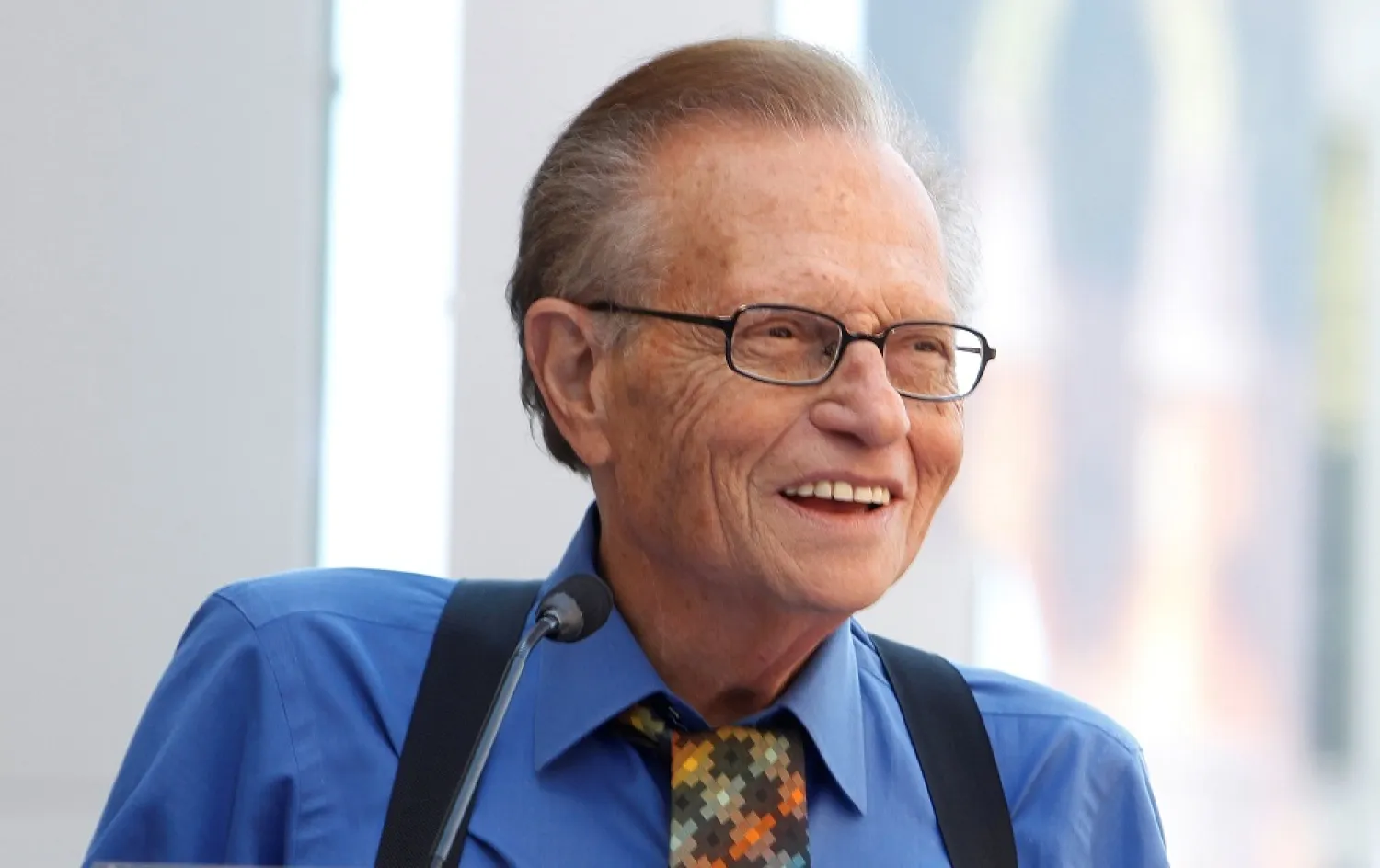 Larry King speaks at ceremonies unveiling comedian Bill Maher's star on the Hollywood Walk of Fame in Hollywood, California, Sept. 14, 2010. (Reuters)