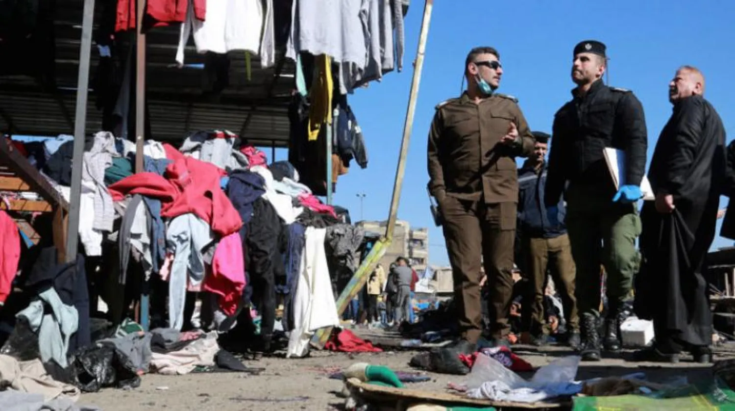 Güvenlik unsurları, Bağdat’ta önceki gün iki intihar saldırısının gerçekleştiği olay yerinde incelemelerde bulunuyorlar (AP)	