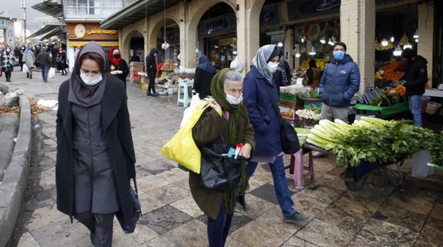 إيرانيون في بازار بالعاصمة طهران أمس (إ.ب.أ)