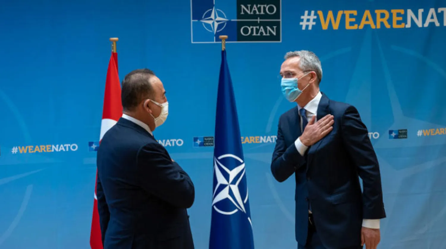 جاويش أوغلو (يسار) مع الأمين العام للناتو ينس ستولتنبرغ في بروكسل الجمعة (إ.ب.أ)