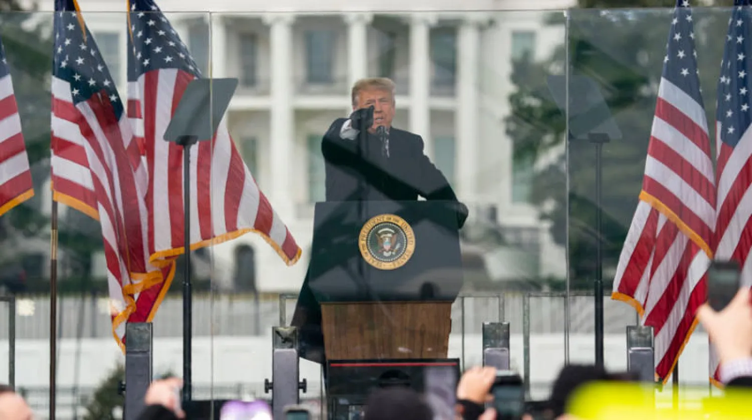 ترمب لدى إلقائه خطابا أمام أنصاره قبل اعتداء الكونغرس في 6 يناير (أ.ب)