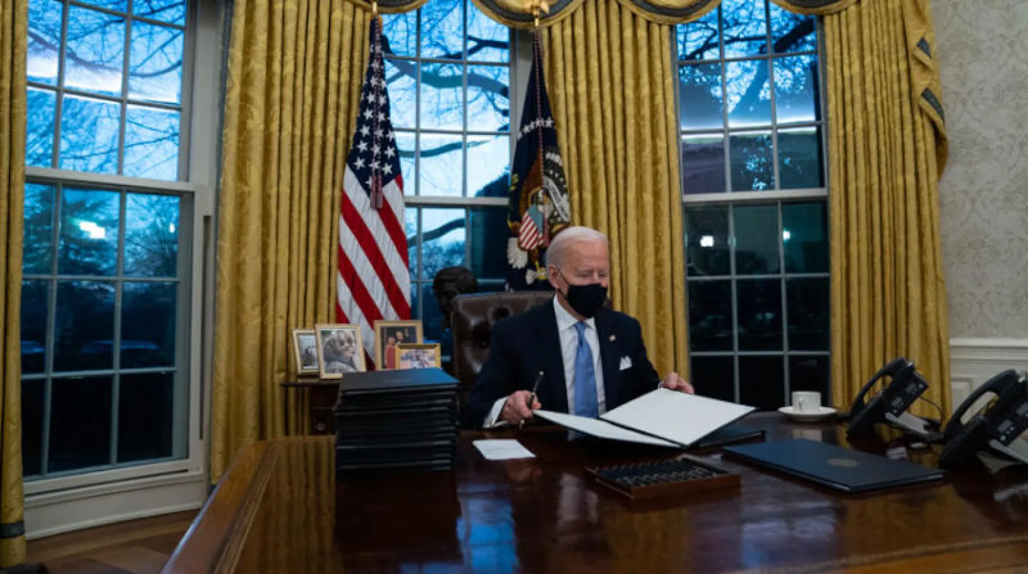 الرئيس الأميركي لدى توقيعه أوامر تنفيذية الأربعاء (أ.ب)