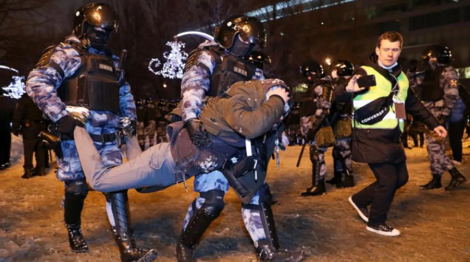 
پلیس روسیه یک معترض را در مسکو دستگیر می کند (رویترز)
