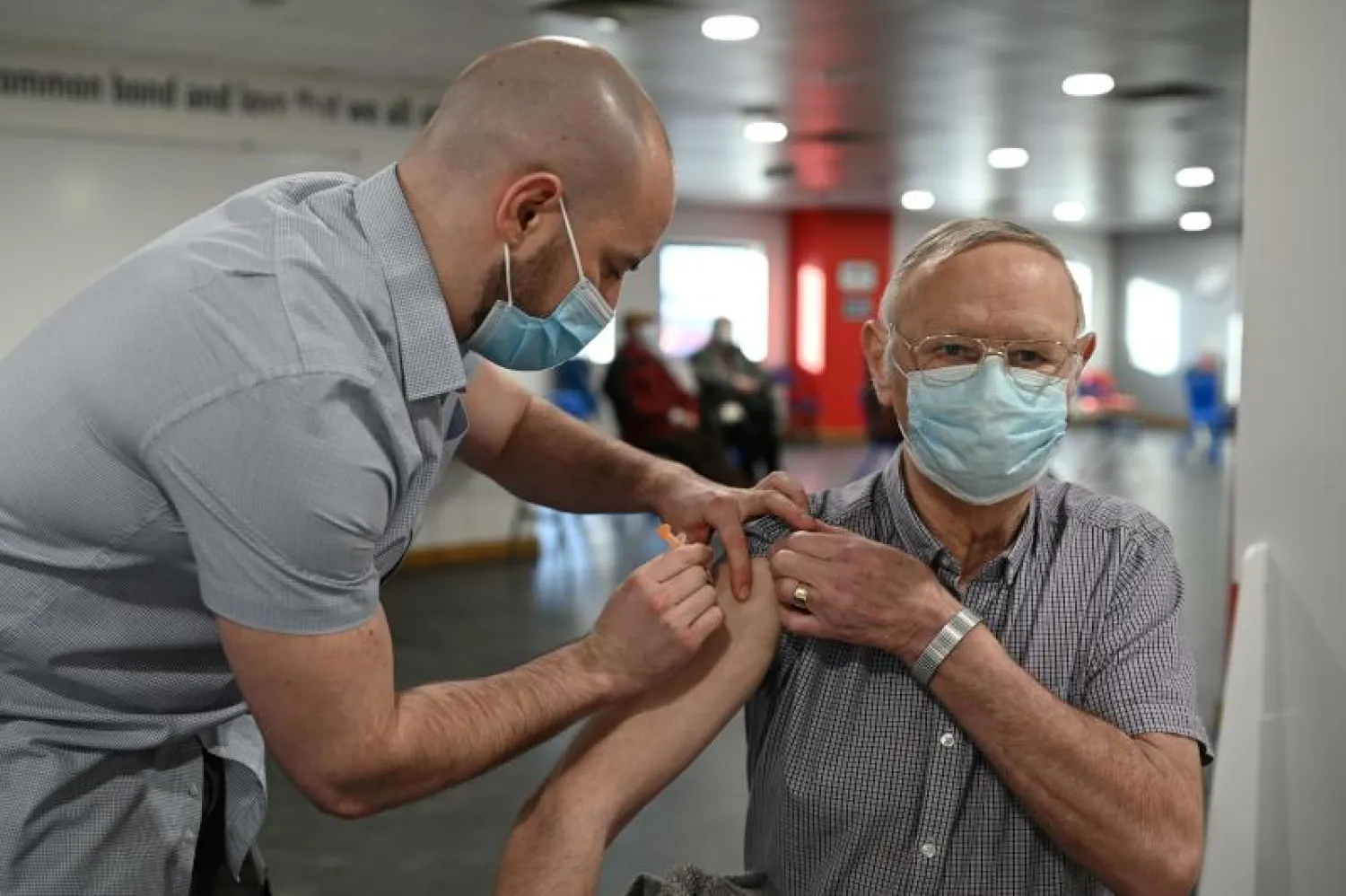 رجل يتلقى اللقاح المضاد لفيروس كورونا في إنجلترا (أ.ف.ب)