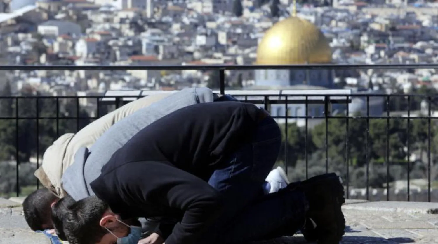 Kubbetu’s Sahra’ya bakan Zeytin Dağı’nda namaz kılan Filistinliler (AP)