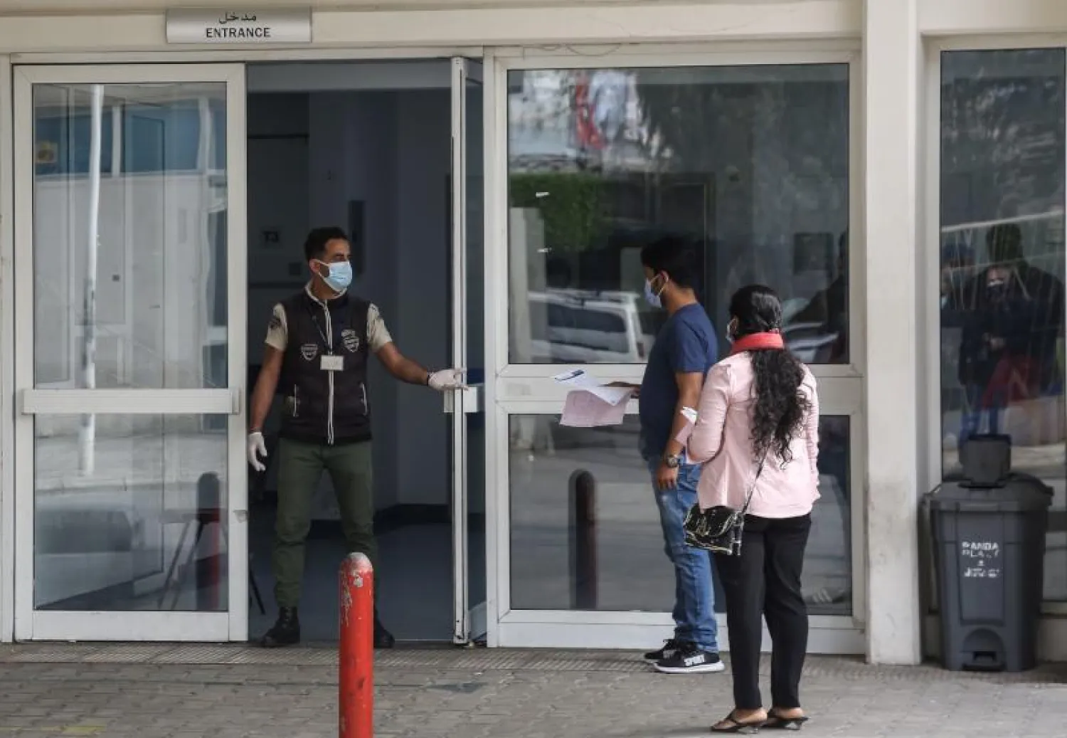 ينتظران الخضوع لاختبار كشف كورونا في بيروت (إ.ب.أ)
