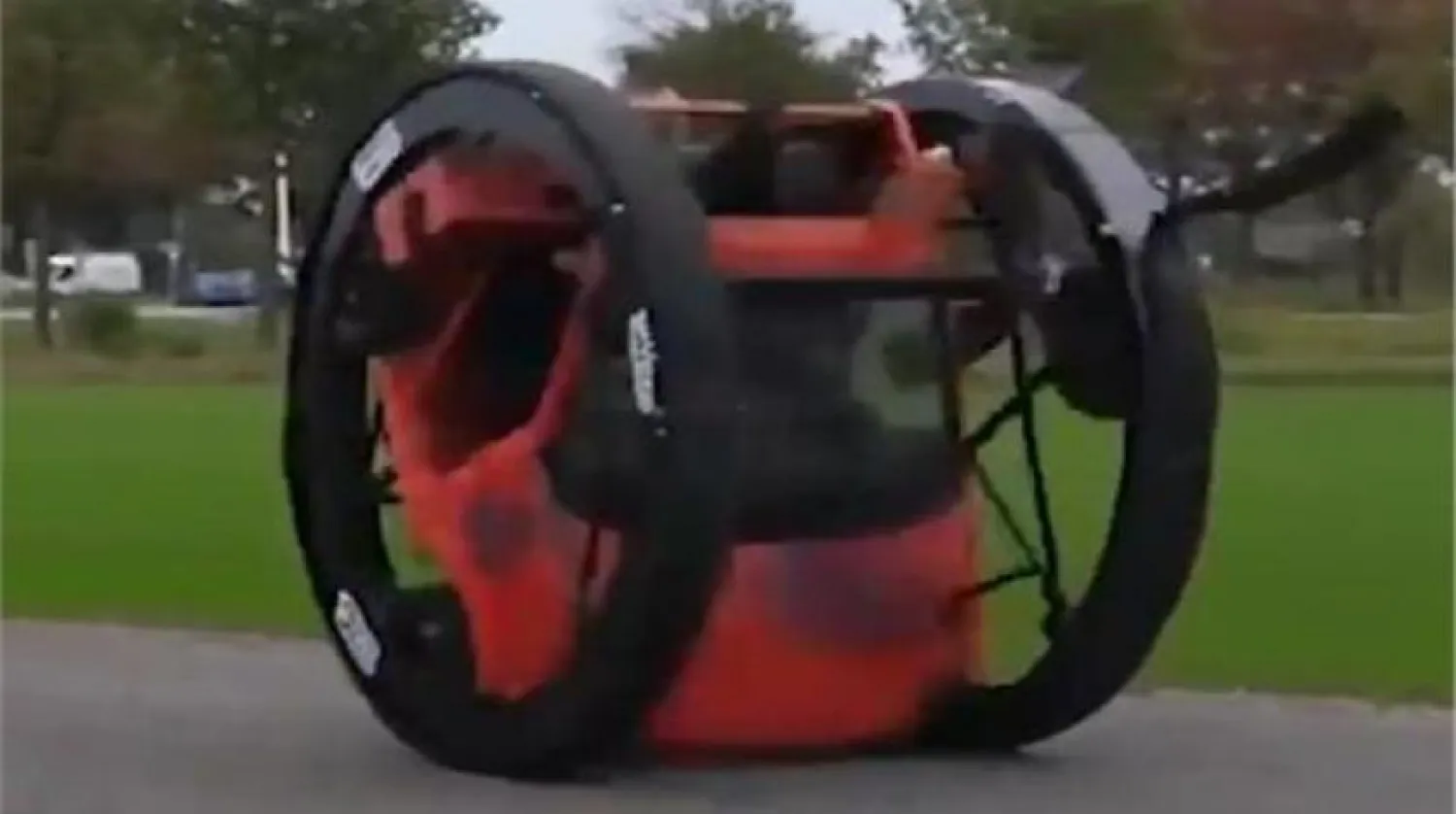 Bir genç eski model otomobili her yöne hareket edebilen araca dönüştürdü