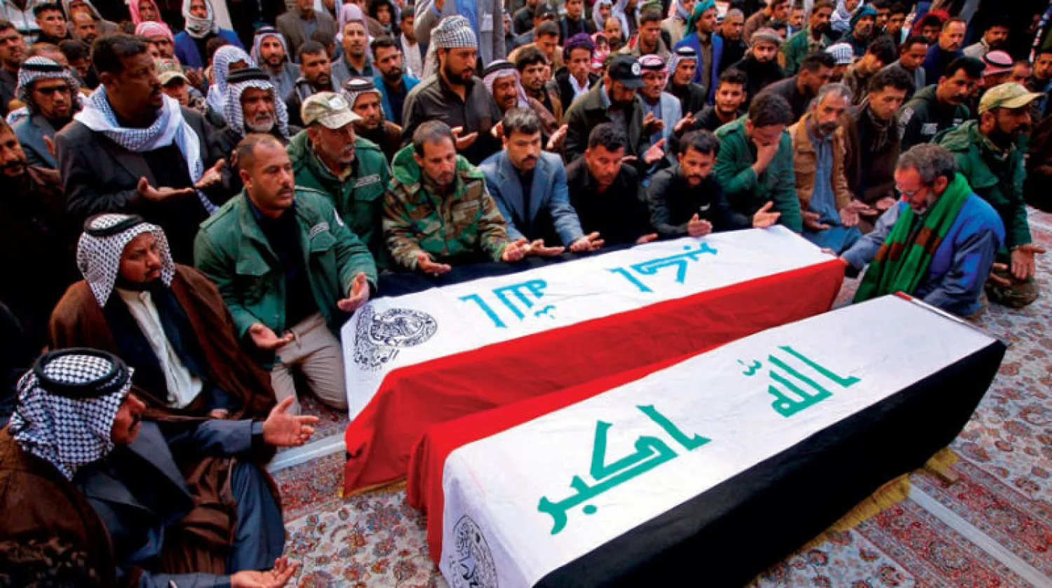 جانب من جنازة اثنين من «الحشد» كانا ضمن 11 عنصراً قتلوا في كمين لـ«داعش» بمحافظة صلاح الدين أمس (أ.ب)