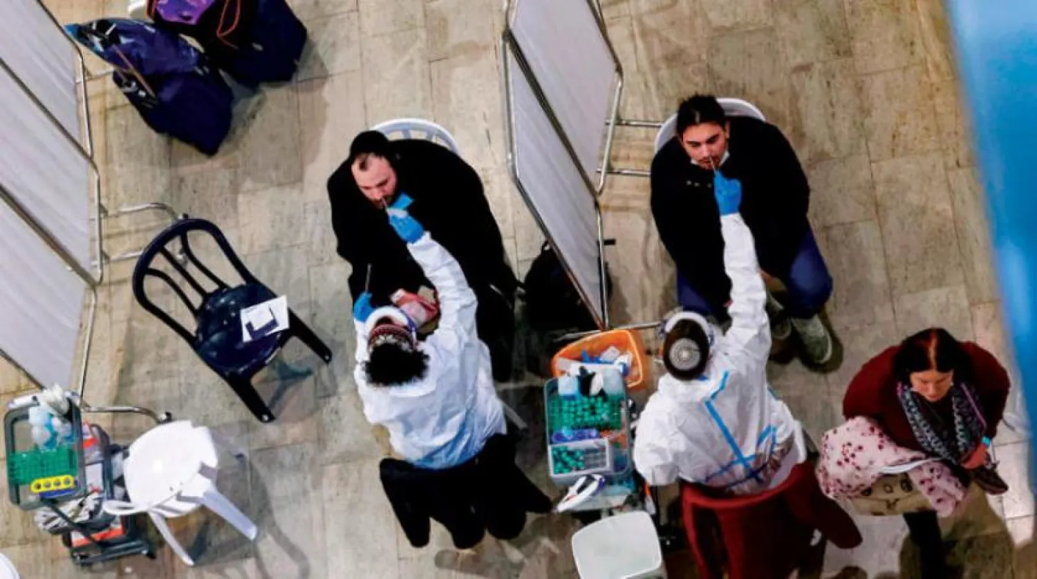 Dün Tel Aviv Havaalanında yolcular test edilirken (AFP)