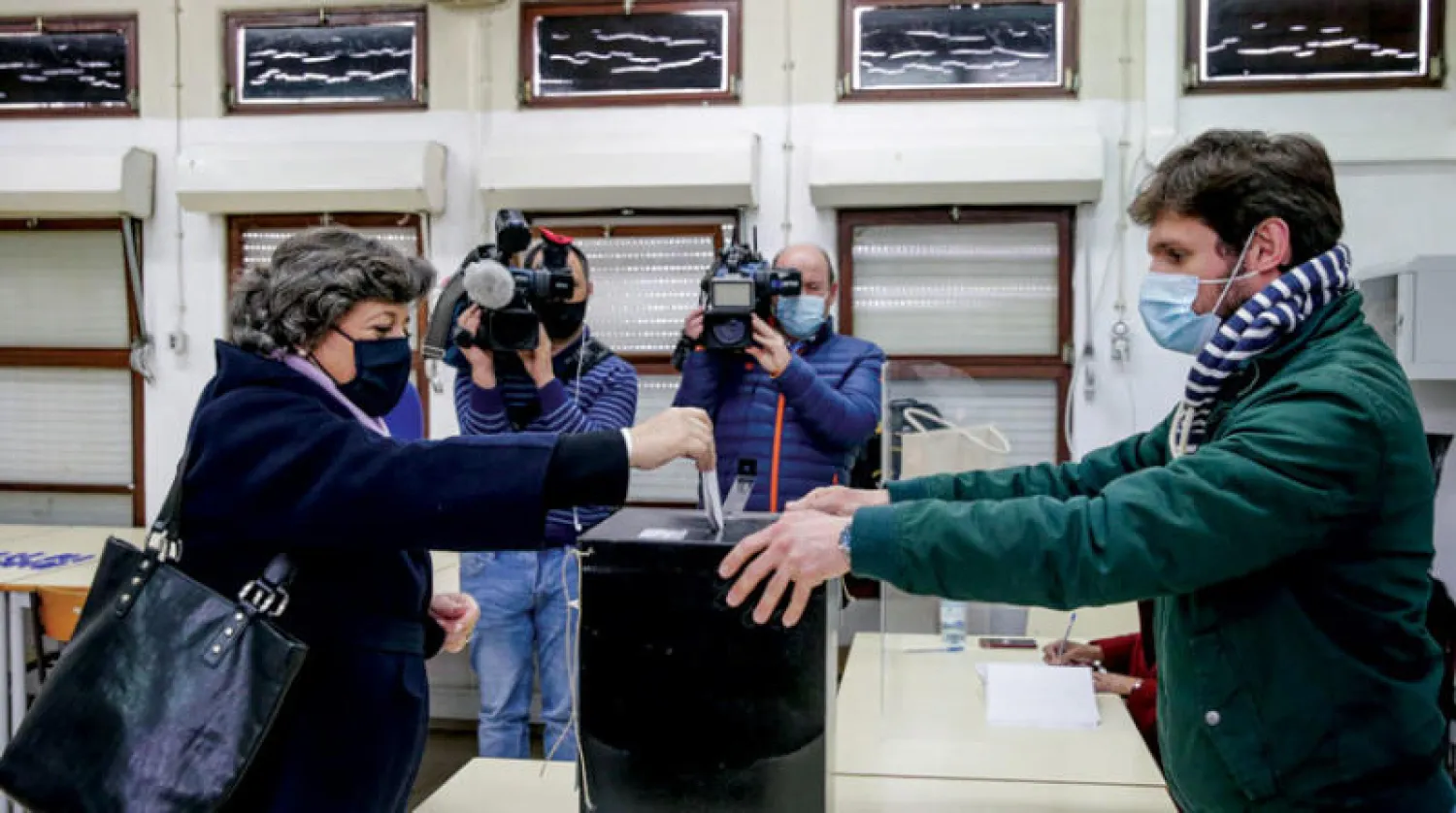 المرشحة الرئاسية آنا غوميز لدى إدلائها بصوتها في كاشكايش أمس (إ.ب.أ)