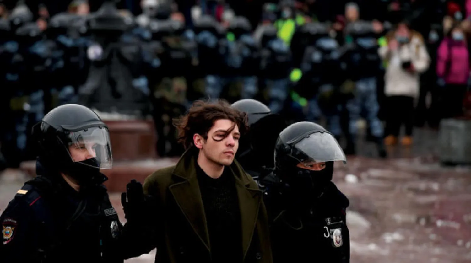 الشرطة الروسية تعتقل متظاهراً داعماً لنافالني في موسكو السبت (أ.ف.ب)