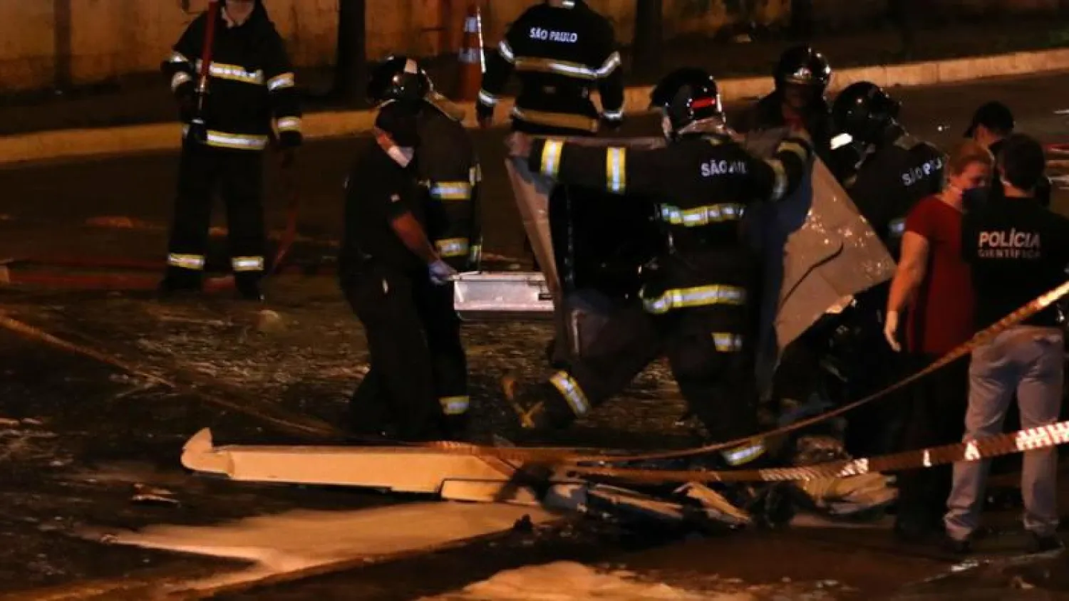 أفراد من الشرطة في حادث طائرة سابق بساو باولو (أرشيفية - رويترز)