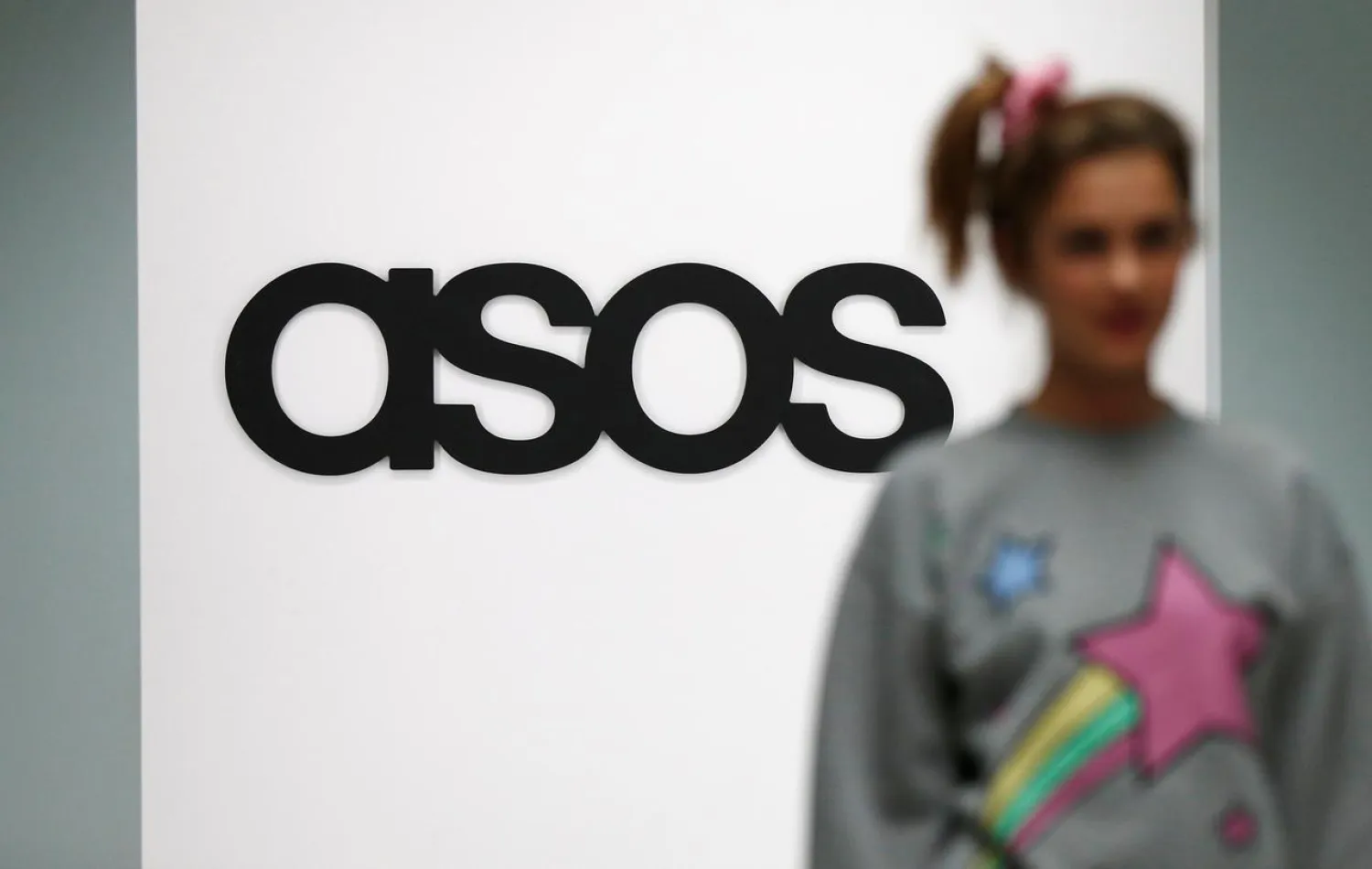 FILE PHOTO: A model walks on an in-house catwalk at the ASOS headquarters in London April 1, 2014. REUTERS/Suzanne Plunkett/File Photo