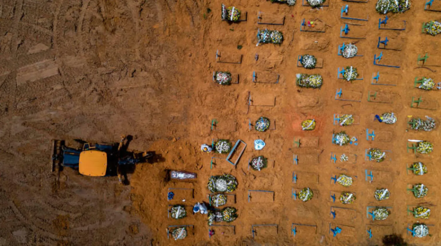 منظر جوي لمقبرة ماناوس بشمال البرازيل والتي يجري توسيعها لاستيعاب مزيد من ضحايا «كوفيد - 19» (أ.ف.ب)