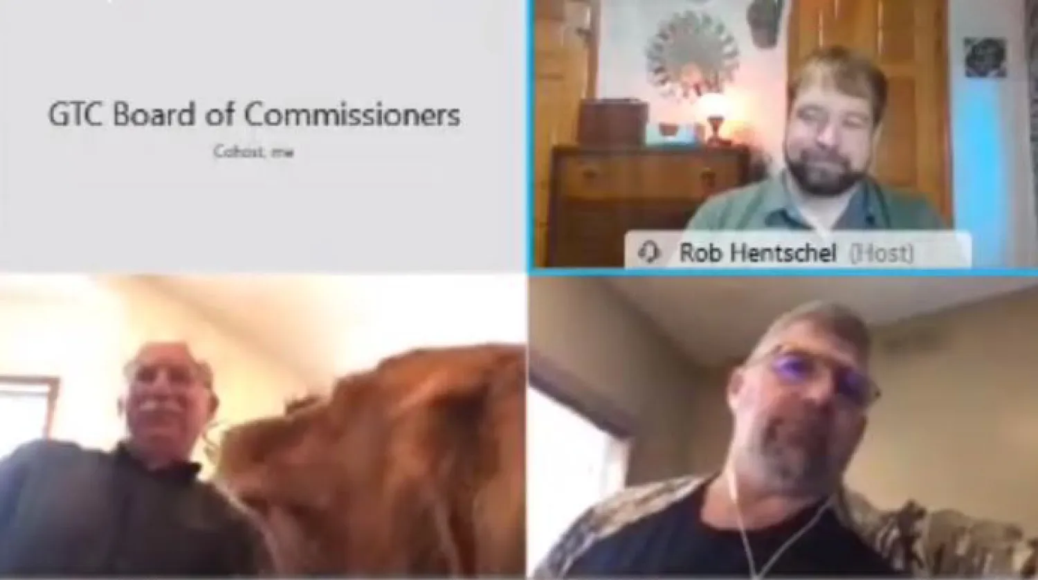 ABD'deki belediye toplantısı karıştı: Silahlı grubu kınaması istenince tüfeğini çıkardı