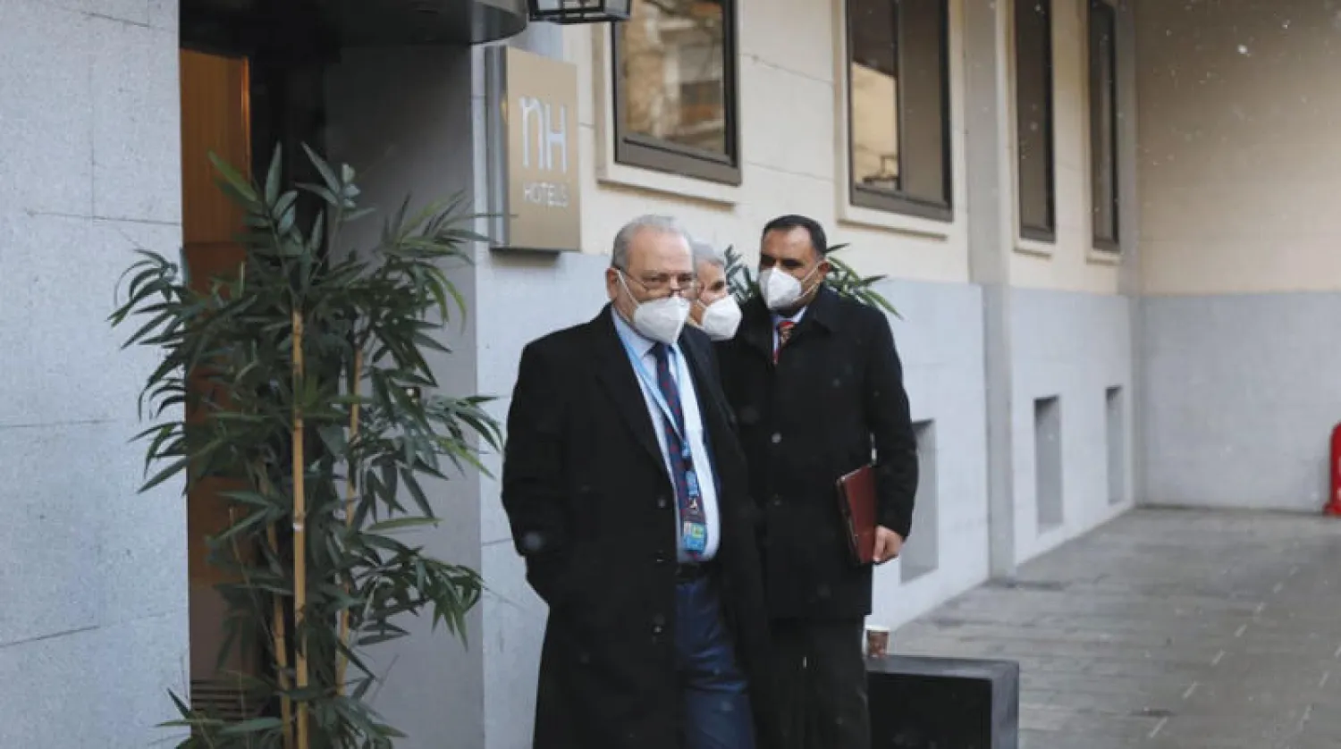 ثلاثة من وفد المعارضة في طريقهم إلـى مقر الأمم المتحدة في جنيف أمس (موقع «كلنا شركاء» السوري)