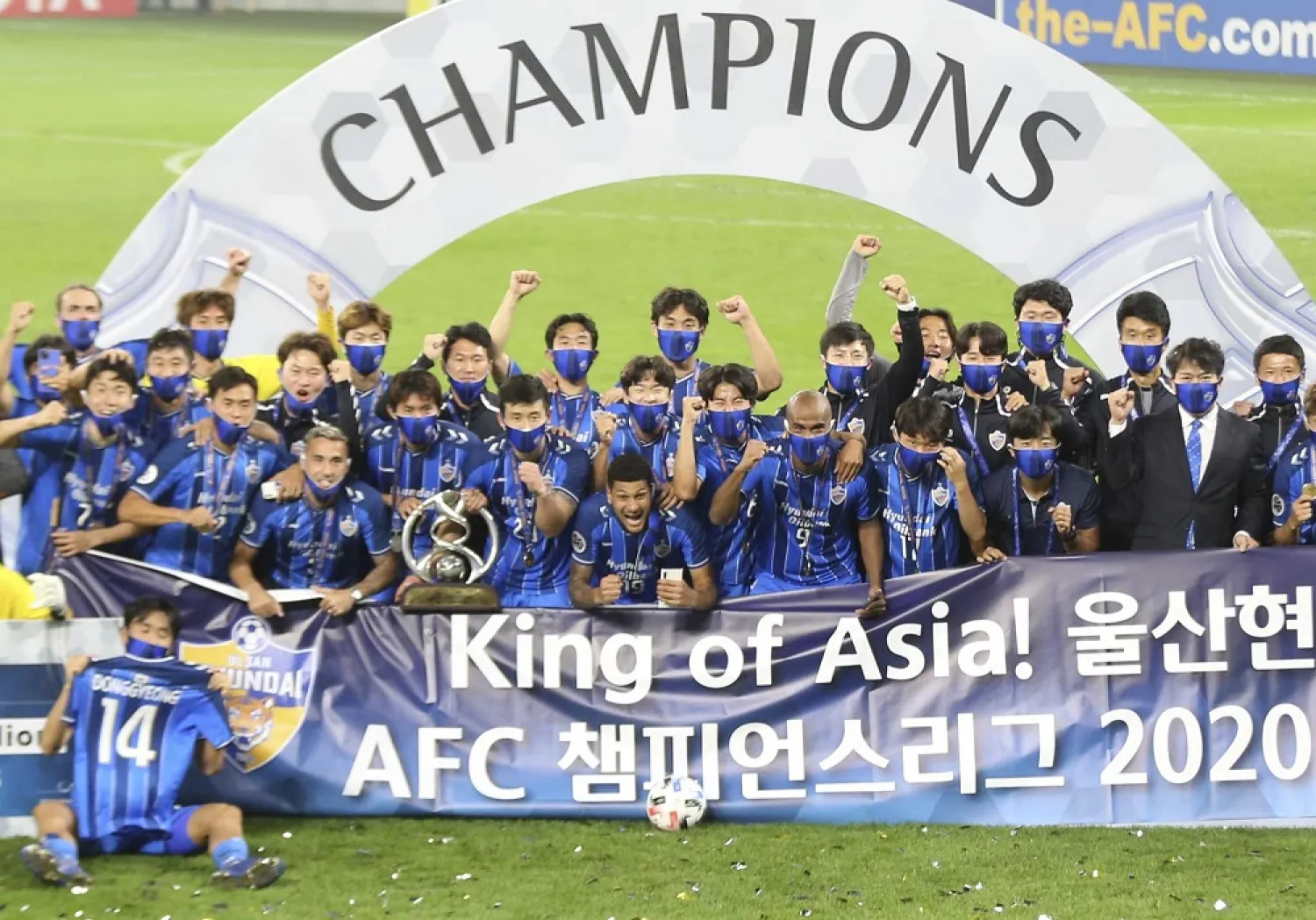 Ulsan Hyundai's players pose with a trophy after the AFC Champions League final match against Persepolis in Al Wakrah, Qatar, Saturday, Dec. 19, 2020. (AP)
