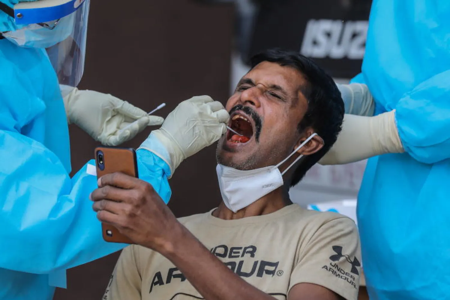 ممرض يسحب عينة لاختبار فيروس كورونا فى سيرلانكا(إ.ب.أ)