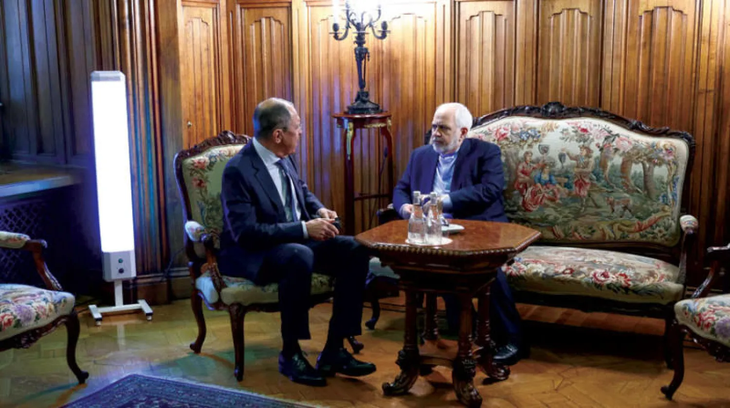 وزير الخارجية الروسي سيرغي لافروف يستقبل نظيره الإيراني محمد جواد ظريف في موسكو أمس (أ.ف.ب)