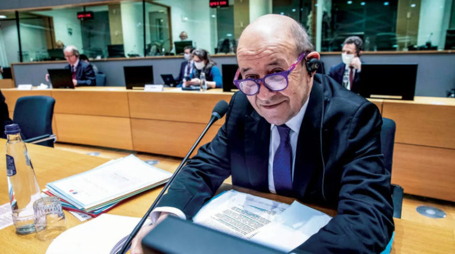 وزير الخارجية الفرنسي جان إيف لودريان خلال اجتماع مع نظرائه الأوروبيين في بروكسل أول من أمس (د.ب.أ)