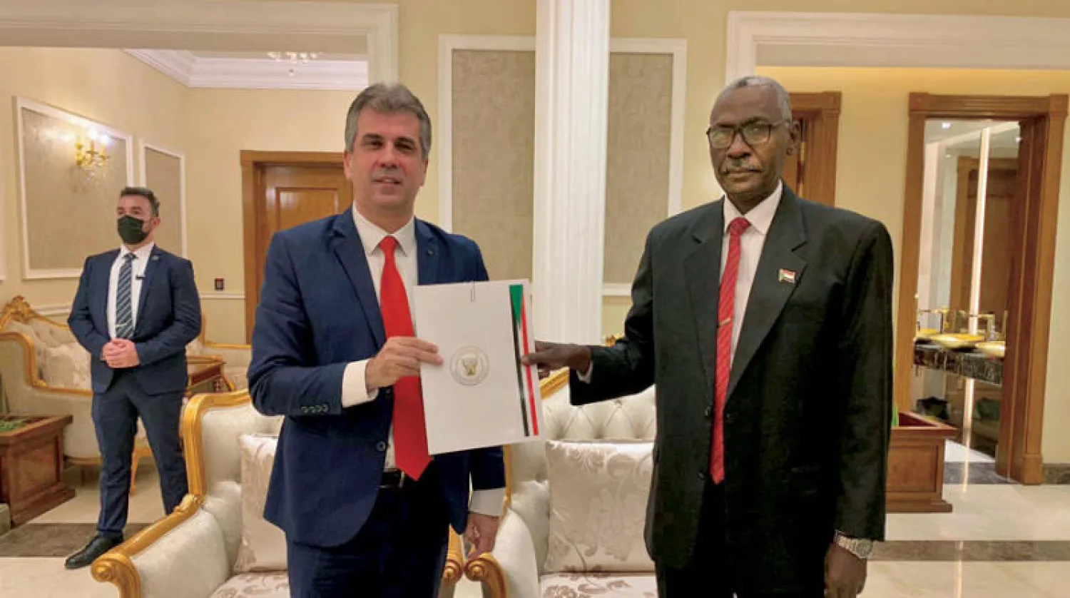 وزير الدفاع السوداني ياسين إبراهيم خلال لقائه وزير المخابرات الإسرائيلي إيلي كوهين في الخرطوم أمس (أ.ف.ب)