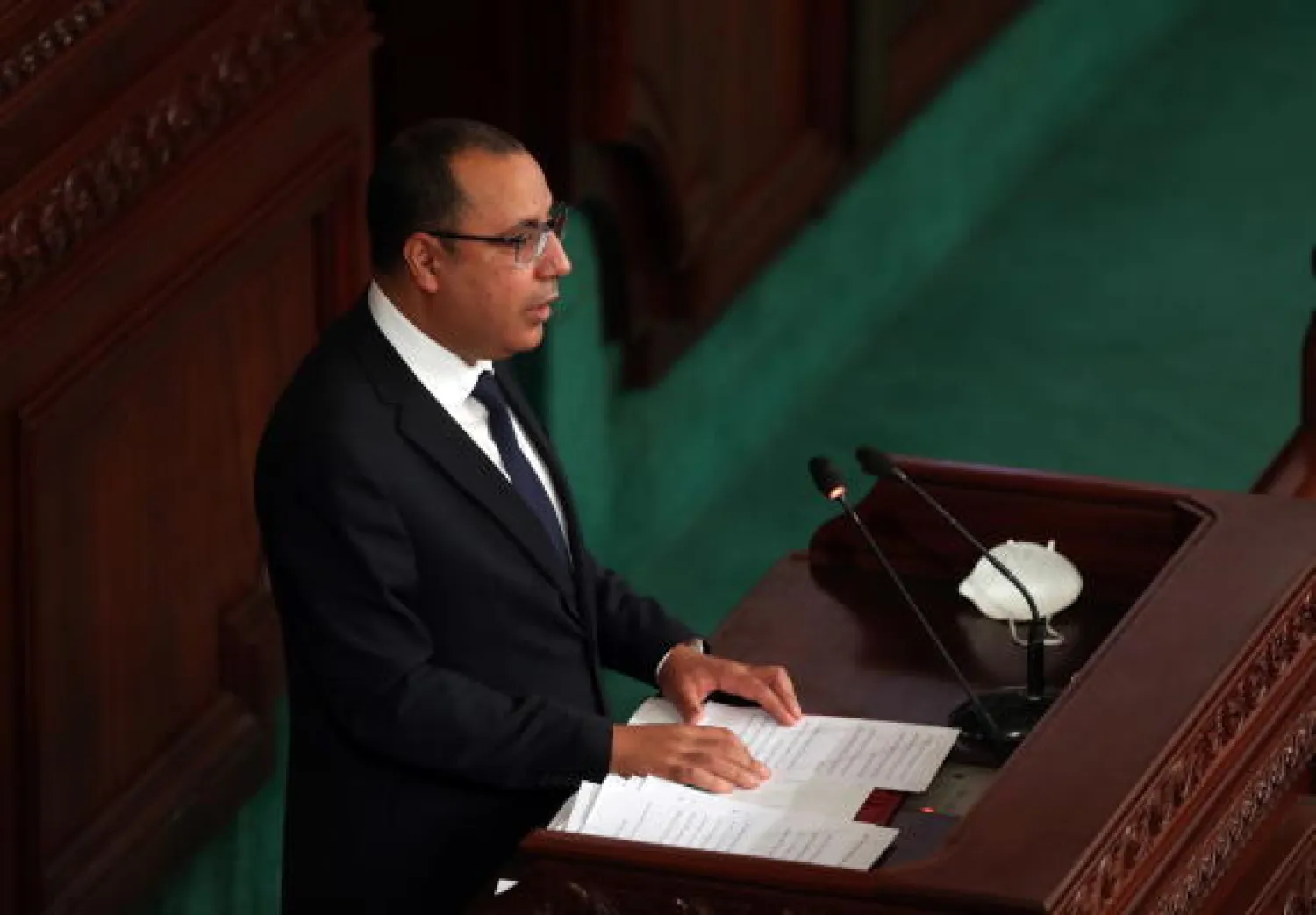 رئيس الوزراء التوني هشام المشيشي يلقي خطاباً أمام البرلمان (إ.ب.أ)