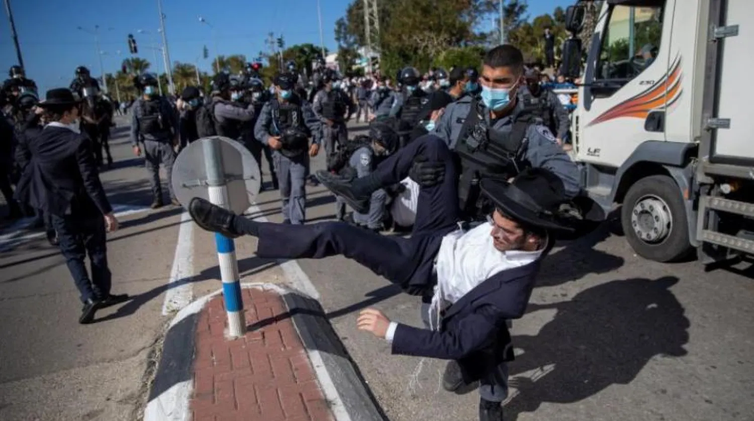 Aşdod'da bir protestocu gözaltına alınırken (AP) 