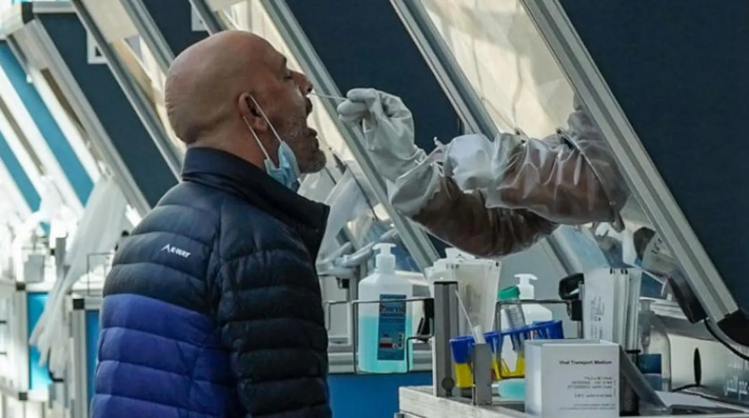 Dün uçuşlar neredeyse tamamen durdurulmadan önce Ben Gurion Havalimanı’nda test yaptıran bir yolcu (DPA)